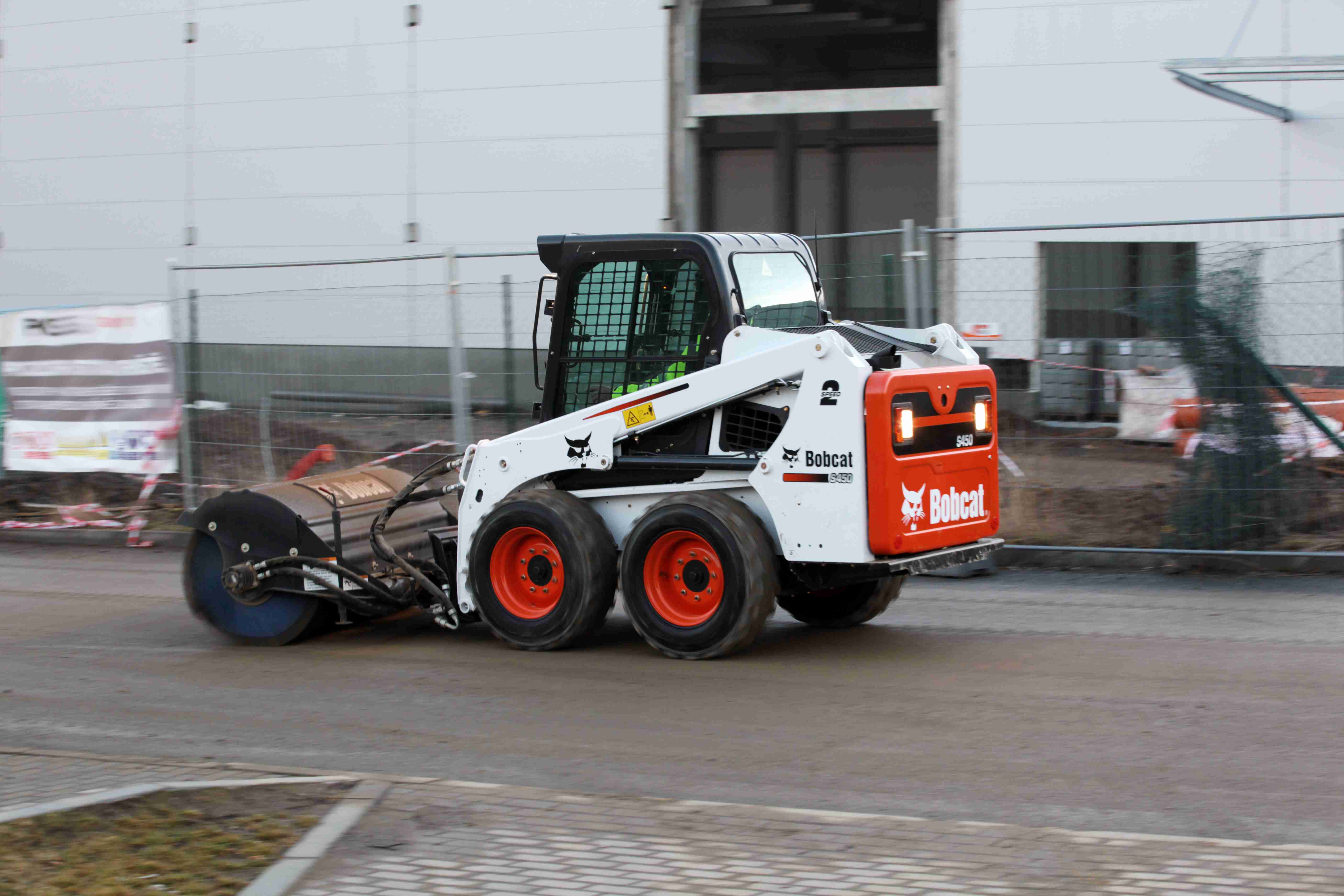 Аренда бобкэт. Bobcat s450. Бобкэт 450. Погрузчик Бобкэт со щеткой. Бобкэт с 450 характеристики.