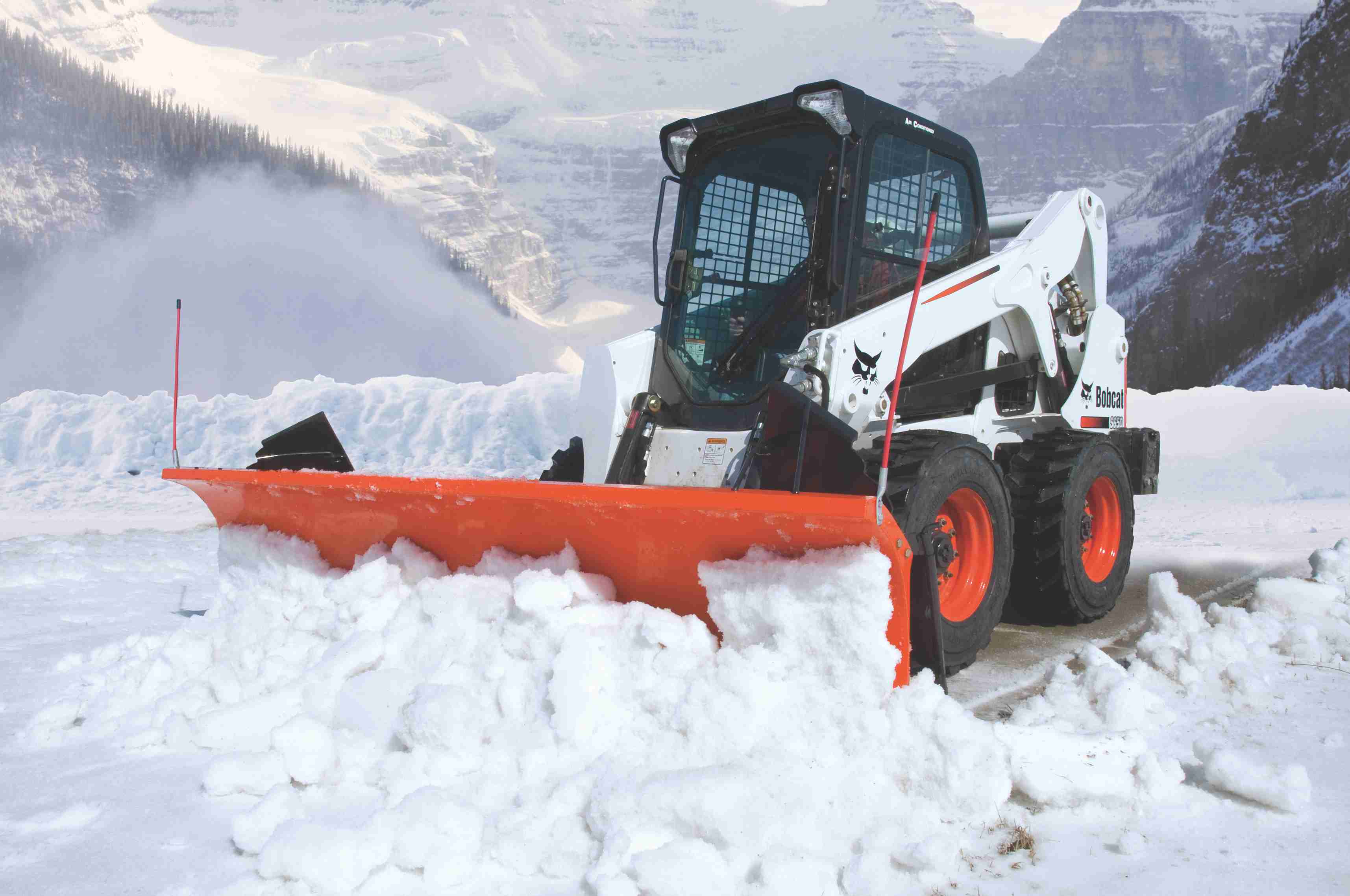 Купить снегоуборочный трактор. Мини-погрузчик Bobcat s650. Бобкэт 650. Погрузчик Bobcat s530 для уборки снега. Снежный отвал Bobcat s100.